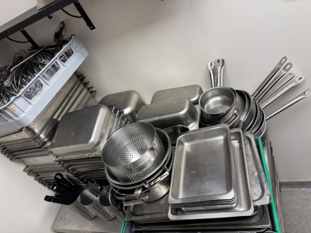 1372725-3 Storköksutrustning – blandade kantiner, kärl och köksredskap