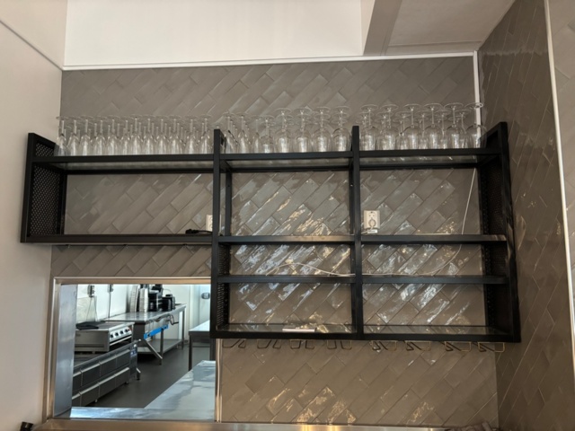 1372730-1 Wall-mounted glass shelf with wine glasses and champagne glasses