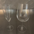 1372730-2 Wall-mounted glass shelf with wine glasses and champagne glasses