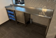 1372731 Serveringsbänk i rostfritt med glas och ljushållare