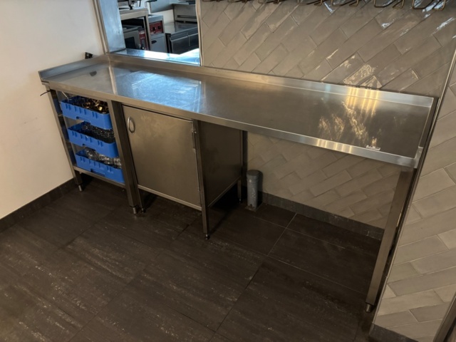 1372731-1 Serveringsbänk i rostfritt med glas och ljushållare