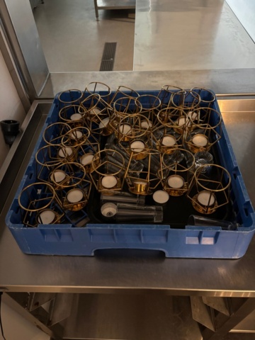 1372731-3 Serveringsbänk i rostfritt med glas och ljushållare