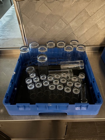 1372731-4 Serveringsbänk i rostfritt med glas och ljushållare