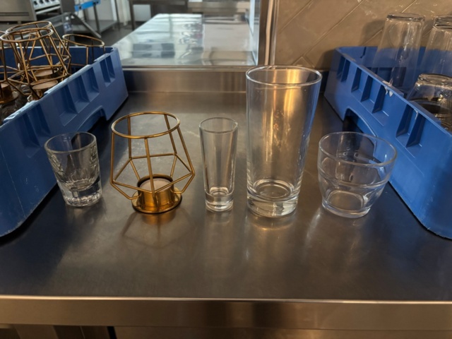 1372731-6 Serveringsbänk i rostfritt med glas och ljushållare