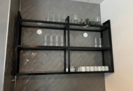 1372732 Wall-mounted glass shelf with carafes, glasses and cups