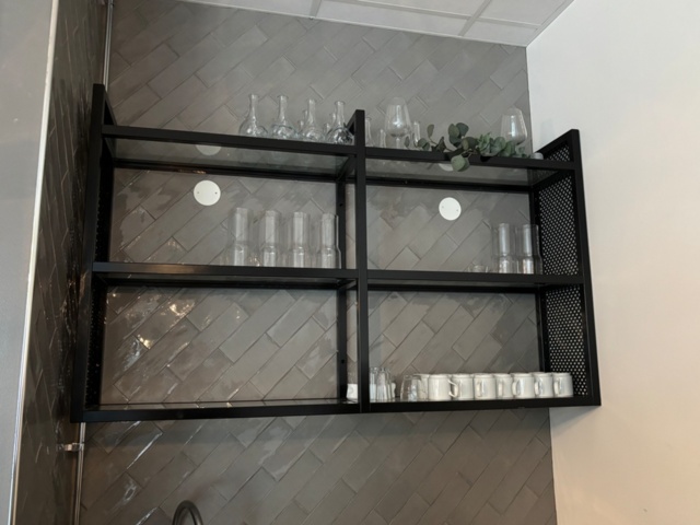 1372732-1 Wall-mounted glass shelf with carafes, glasses and cups