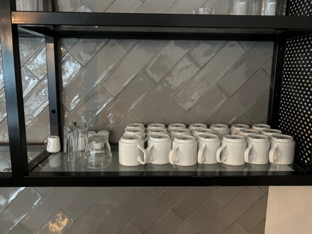 1372732-2 Wall-mounted glass shelf with carafes, glasses and cups