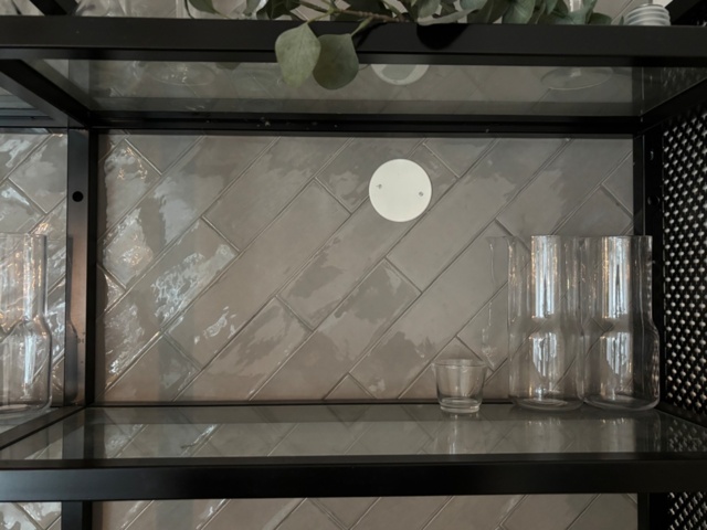 1372732-3 Wall-mounted glass shelf with carafes, glasses and cups