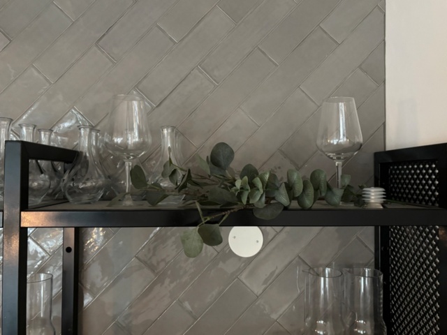 1372732-4 Wall-mounted glass shelf with carafes, glasses and cups