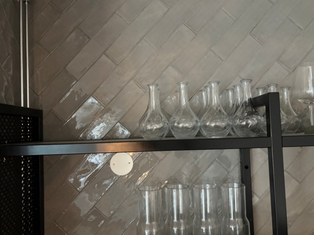 1372732-6 Wall-mounted glass shelf with carafes, glasses and cups