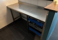 1372735 Serveringsbänk i rostfritt med tillhörande koppar, glas och burkar