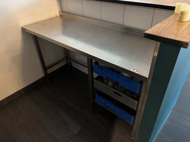 1372735-1 Serveringsbänk i rostfritt med tillhörande koppar, glas och burkar