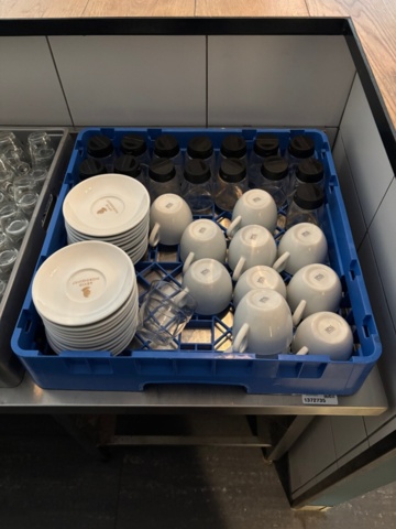 1372735-2 Serveringsbänk i rostfritt med tillhörande koppar, glas och burkar