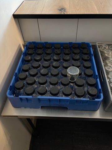 1372735-4 Serveringsbänk i rostfritt med tillhörande koppar, glas och burkar