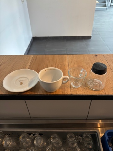 1372735-5 Serveringsbänk i rostfritt med tillhörande koppar, glas och burkar