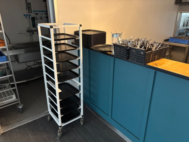 1372737-1 Brickvagn, bestick och serveringstillbehör