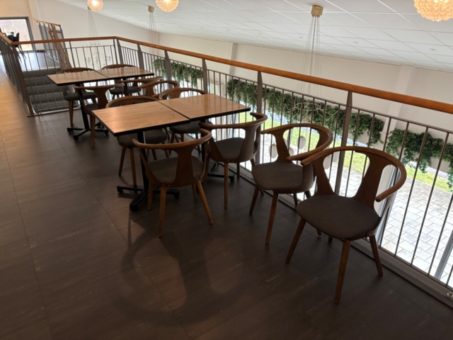 1372746-9 Dining area – 16 tables and 35 chairs