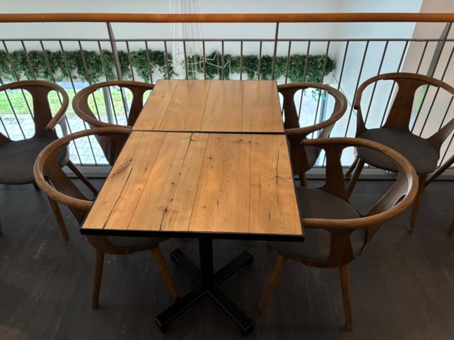 1372746-10 Dining area – 16 tables and 35 chairs