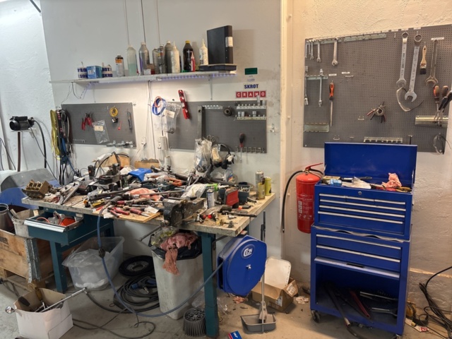 1409457-1 Workshop station - Workbench, tools, tool cart, etc.