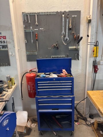 1409457-3 Workshop station - Workbench, tools, tool cart, etc.