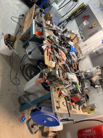 1409457-10 Workshop station - Workbench, tools, tool cart, etc.