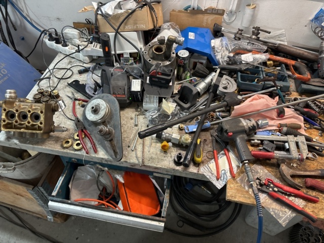 1409457-14 Workshop station - Workbench, tools, tool cart, etc.