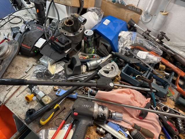 1409457-17 Workshop station - Workbench, tools, tool cart, etc.