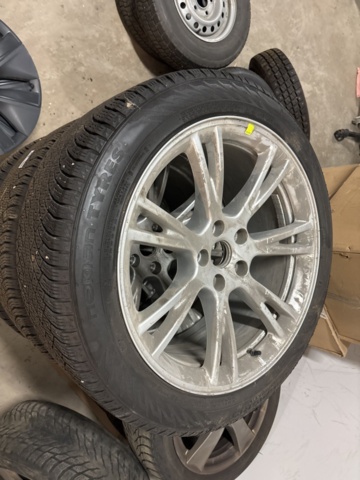 1409463-3 Nokiandäck på aluminiumfälg Hakkapeliita 255/45R19