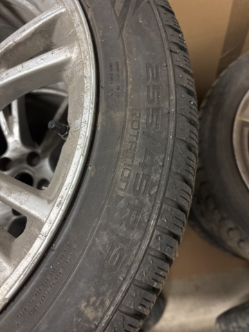 1409463-4 Nokiandäck på aluminiumfälg Hakkapeliita 255/45R19