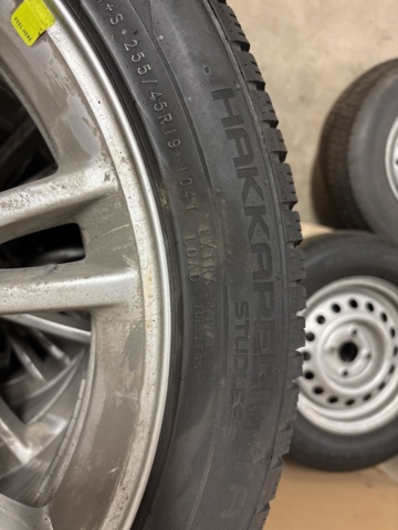 1409463-5 Nokiandäck på aluminiumfälg Hakkapeliita 255/45R19