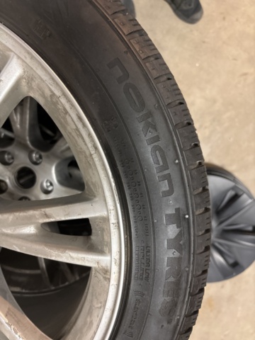 1409463-6 Nokiandäck på aluminiumfälg Hakkapeliita 255/45R19
