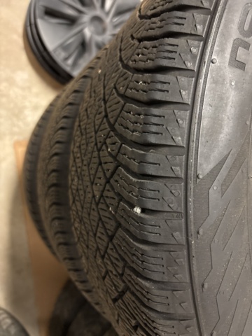 1409463-7 Nokiandäck på aluminiumfälg Hakkapeliita 255/45R19