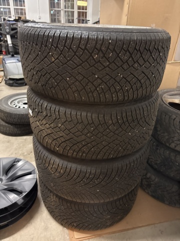 1409463-8 Nokiandäck på aluminiumfälg Hakkapeliita 255/45R19