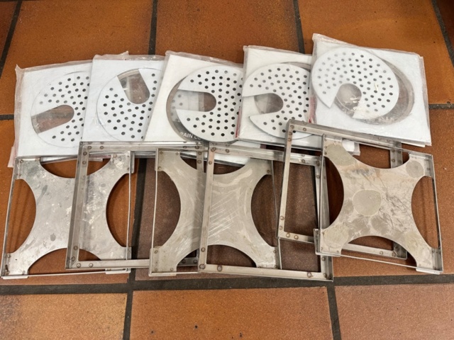 1372755-1 Golvrännor med silplåtar – Purus