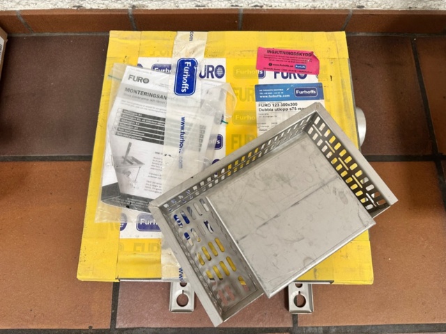 1372756-1 Golvränna med dubbla utlopp – Furhoffs FURO 123 300x300