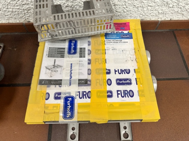 1372756-2 Golvränna med dubbla utlopp – Furhoffs FURO 123 300x300
