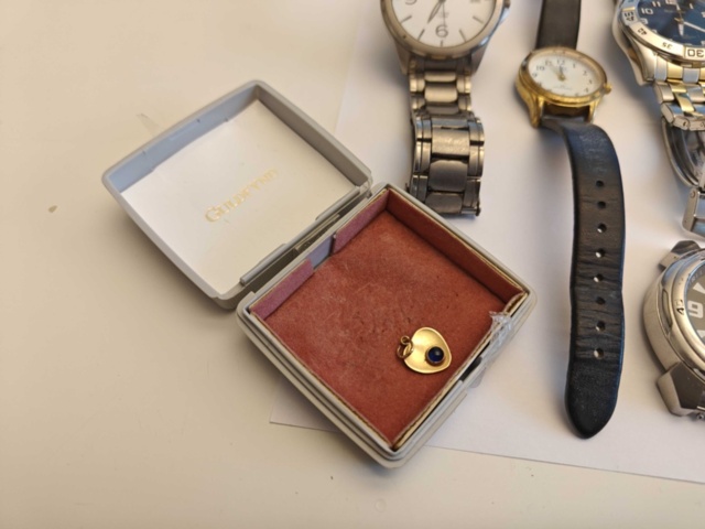 1400659-2 Diverse armbandsur och smycken