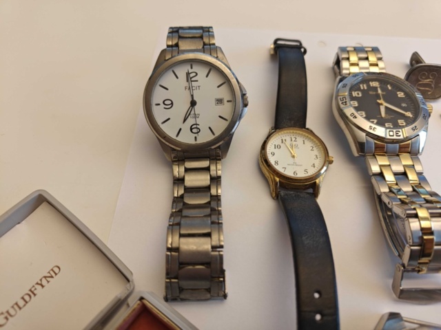 1400659-3 Diverse armbandsur och smycken