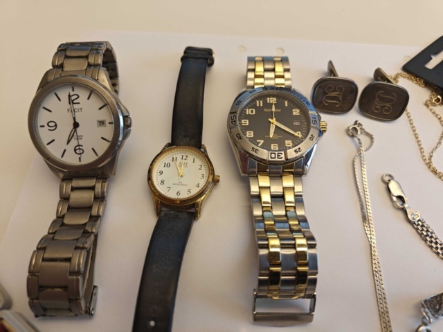 1400659-4 Diverse armbandsur och smycken