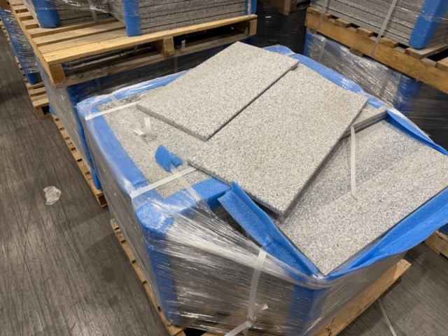 1460238-6 Sandblästrad granit, 30x60 cm, 20mm tjocka, 43 kvm