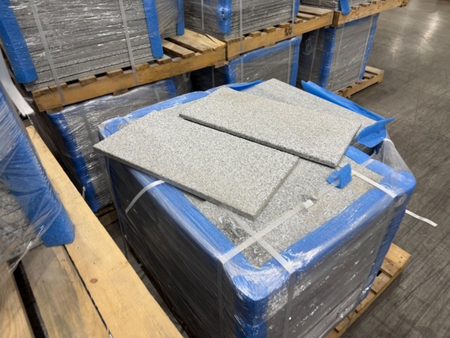 1460239-1 Sandblästrad granit, 30x60 cm, 20mm tjocka, 64 kvm