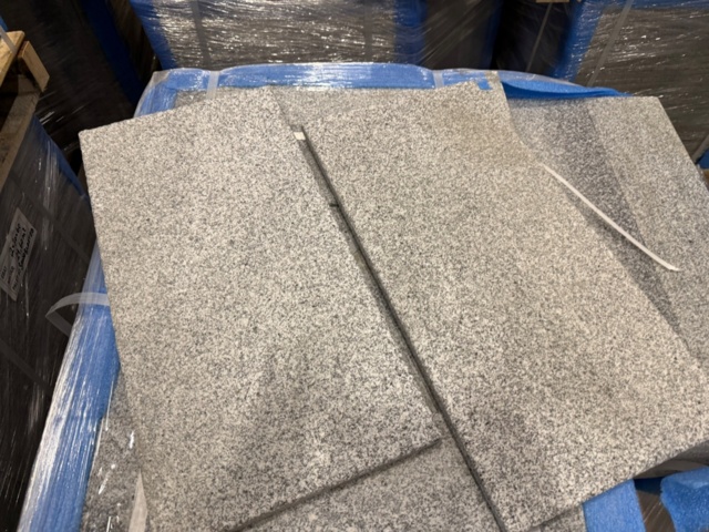 1460239-2 Sandblästrad granit, 30x60 cm, 20mm tjocka, 64 kvm