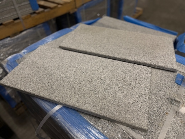 1460239-3 Sandblästrad granit, 30x60 cm, 20mm tjocka, 64 kvm