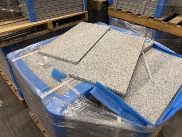 1460240-5 Sandblästrad granit, 30x60 cm, 20mm tjocka, 108 kvm