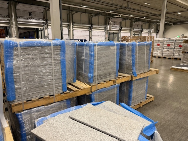 1460241-4 Sandblästrad granit, 30x60 cm, 20mm tjocka, 151 kvm