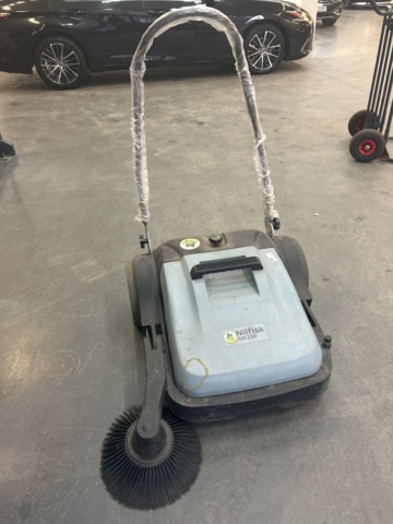 1430076-1 Nilfisk SW250, a manual sweeper