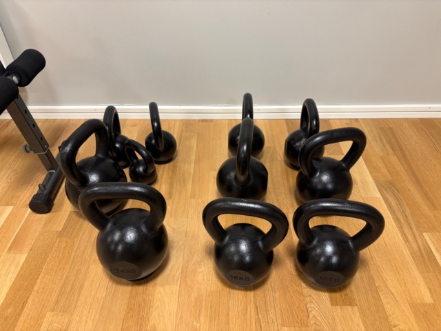 1442202-3 Kettlebells 11st 4-24kg, träningsbänk