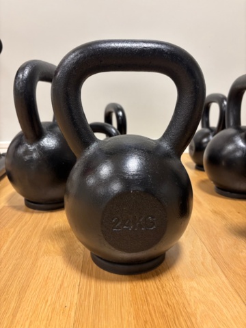 1442202-4 Kettlebells 11st 4-24kg, träningsbänk