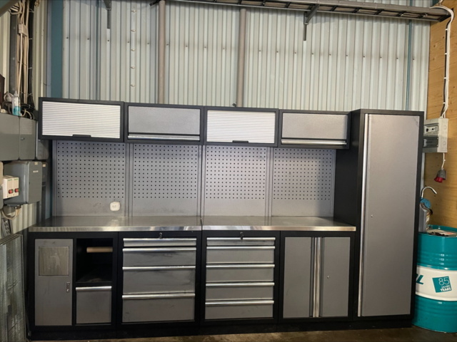 1372760-1 Verkstadsinredning med arbetsbänk och förvaringsskåp