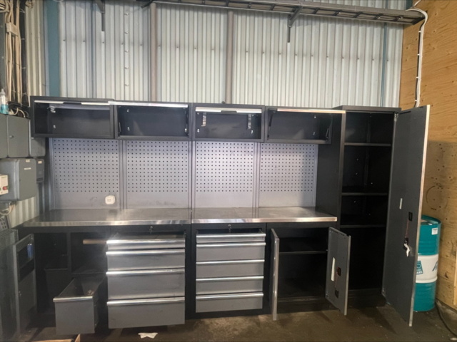 1372760-2 Verkstadsinredning med arbetsbänk och förvaringsskåp